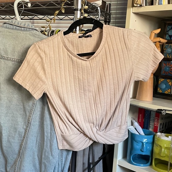 Rosie? 🎁ASOS | Bershka twist front crop top w/ cap sleeves - Picture 10 of 17